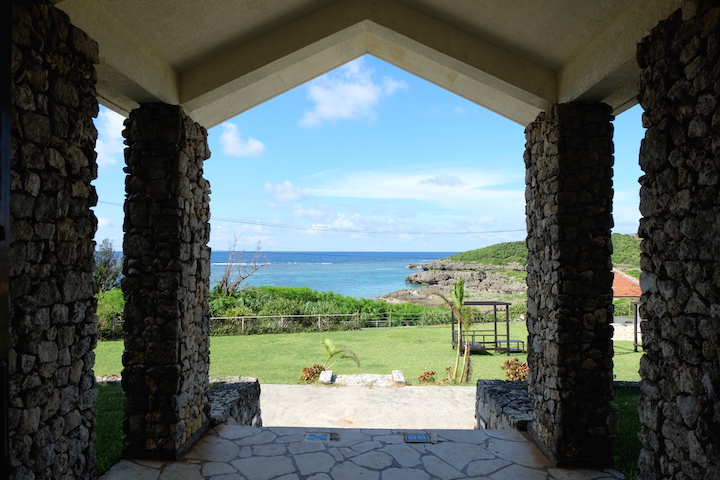 建物から、海を眺める