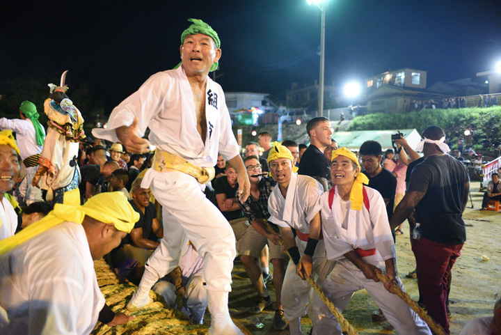 ひとつの綱を引き合いました