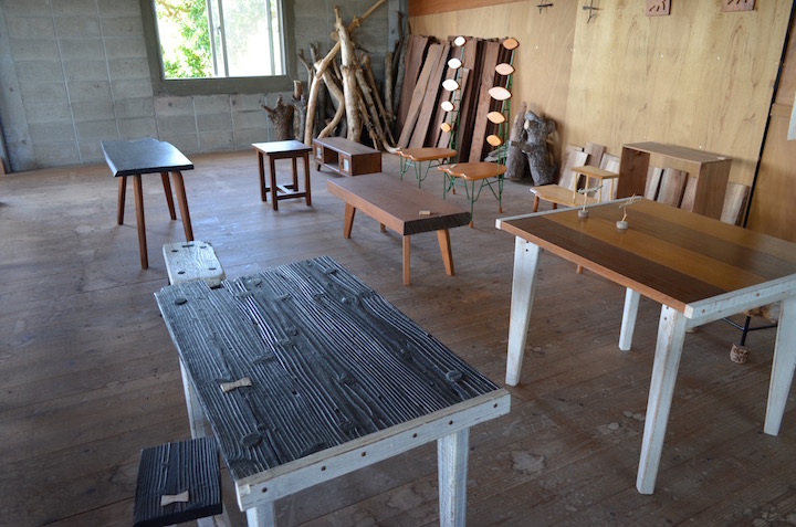 工房「地球のかけら」の椅子やテーブルなどの家具