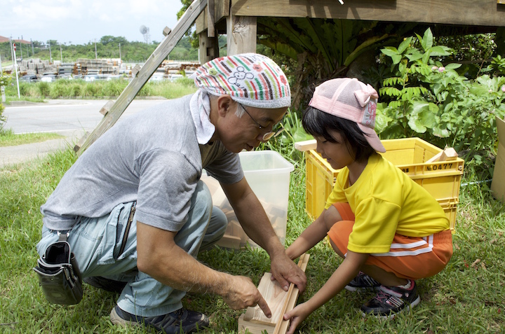 環境教育施設「森の家みんみん」のスッタフとして子供の手伝い