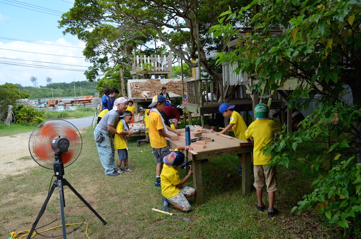 環境教育施設「森の家みんみん」のスッタフとして子供の手伝い