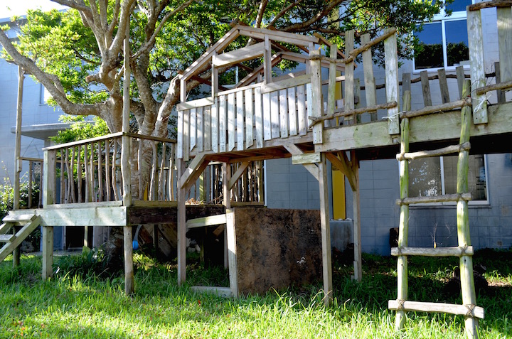 広場のツリーハウス