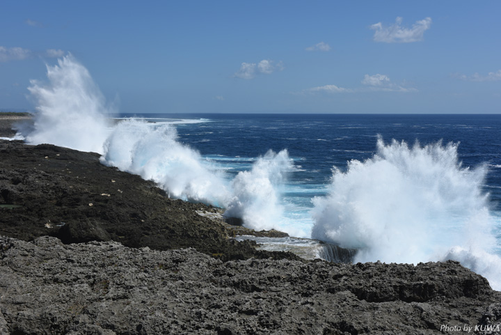 波照間島の高那崎に押し寄せる高い波