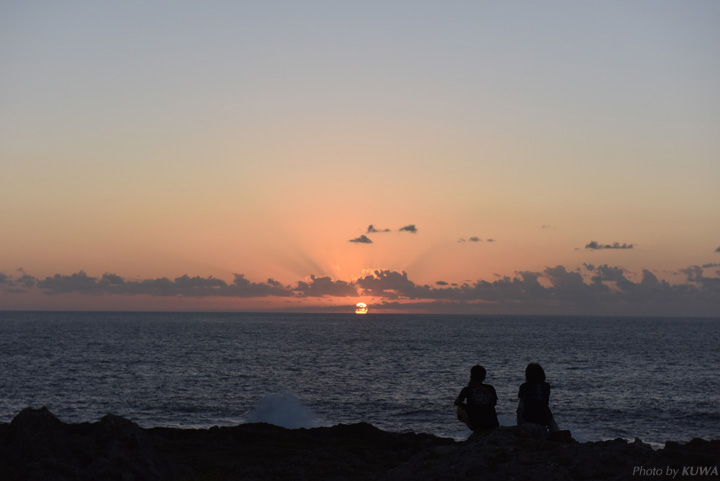 高那崎で夜明けを迎えるカップル