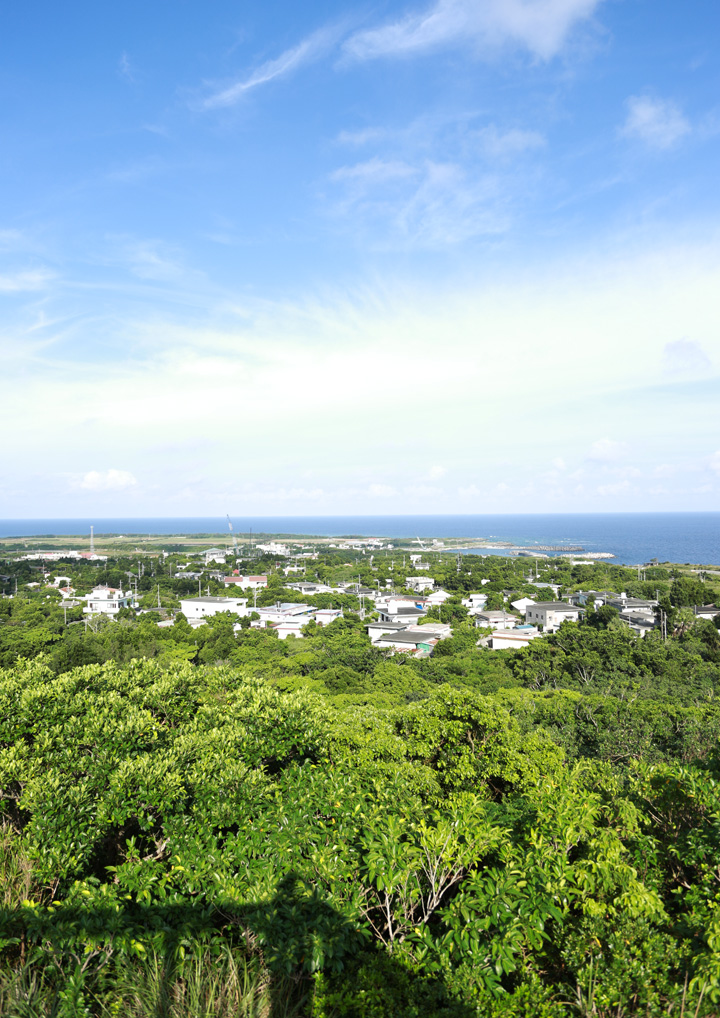 「粟国島（あぐにじま）」の高台からの風景