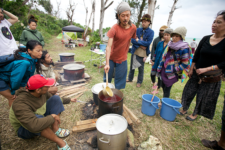 藍染めや塩炊きのブース