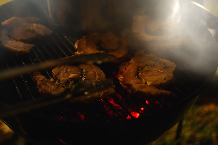 豚肉が炭火で焼かれてジュージューと