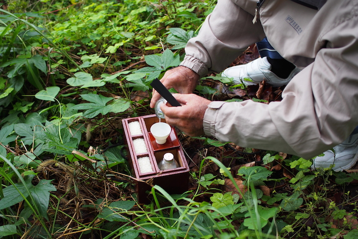ヒラウコーを取り出し、盃に泡盛を注ぎ入れます。