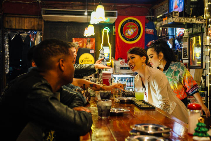 60年代から続くAサインバーの店内