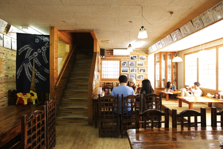 花織そば(はなういそば)の店内