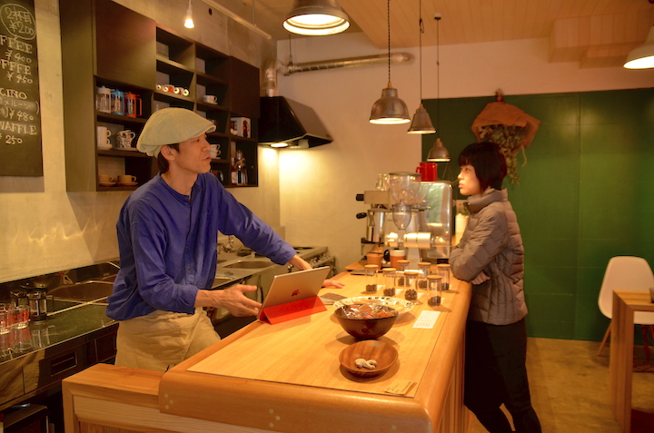 店主のヤフネアキヒロさん