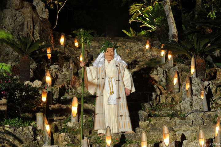 神面に魂込めの奉納舞い