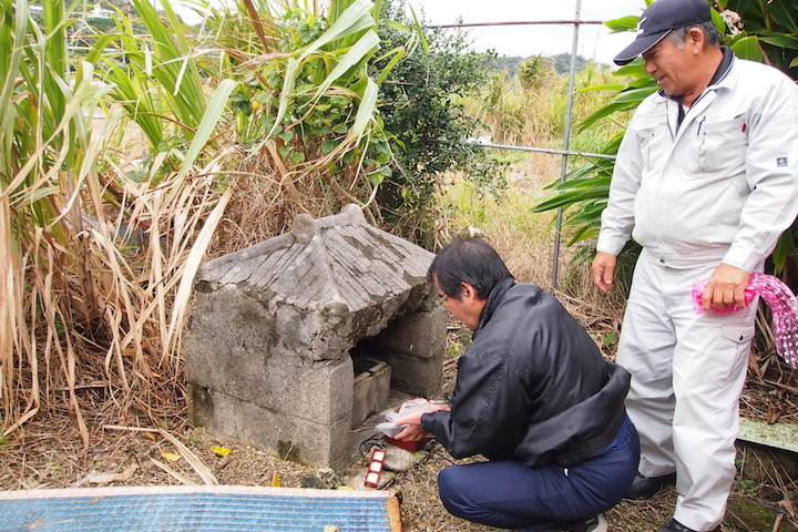 地域内のウガンジュ(拝所)を廻り、祖霊神らに感謝を捧げます。