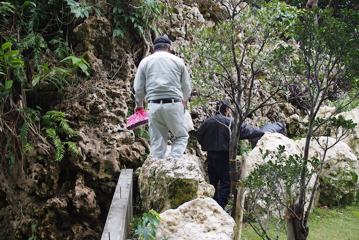 個人宅の敷地内にあるウガンジュ(拝所)