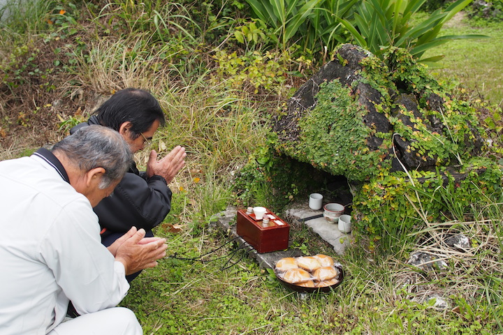 蔓草に覆われたウガンジュ(拝所)