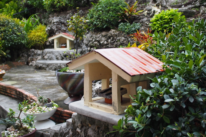 モダンなコンクリート製のウガンジュ(拝所)