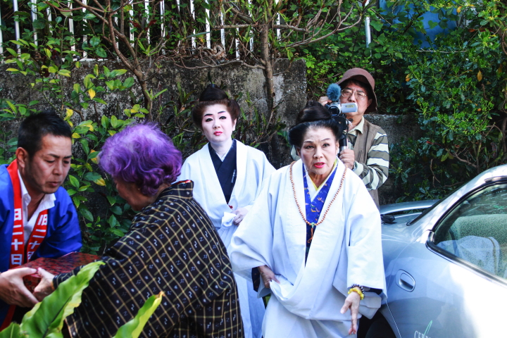 神人(カミンチュ)達が集まる