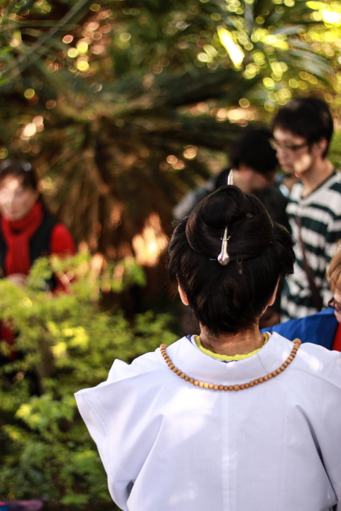 遊女達による馬舞者(ンマメーサー)で先人達のお墓の前で奉納演舞を行います。