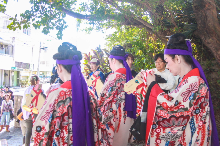 遊女達による馬舞者(ンマメーサー)で先人達のお墓の前で奉納演舞を行います。