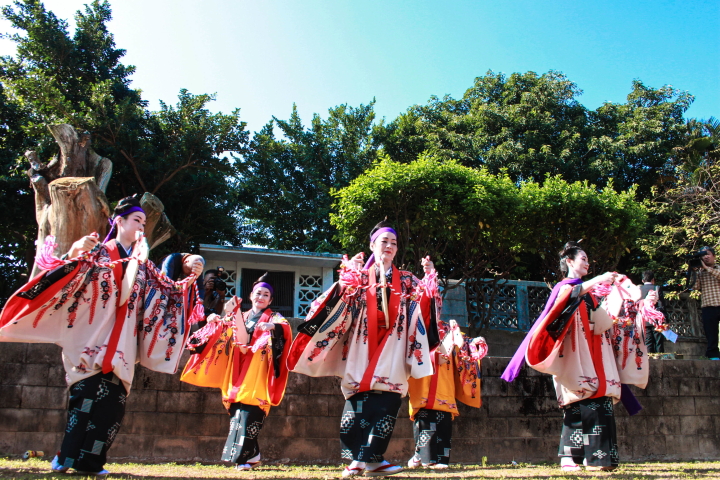 遊女達による馬舞者(ンマメーサー)で先人達のお墓の前で奉納演舞を行います。
