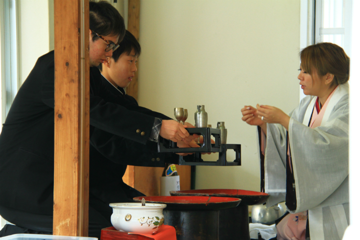 数え15歳の少年は初めてのシャクトゥイ「ハツジャク(初酌)」となります