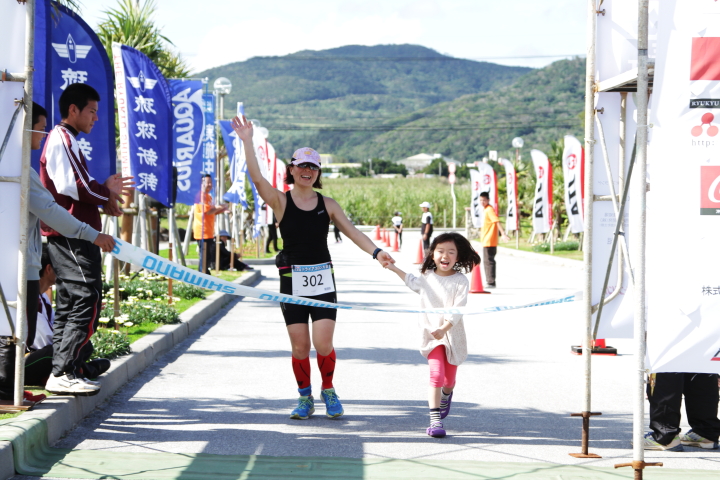 ゴールしたアスリート