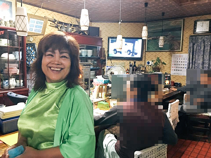 緑の衣装がまぶしい宿主のママさん