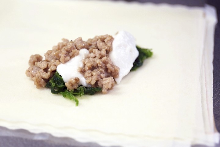 春巻きの皮にアーサ、ジーマーミ豆腐、1の豚肉をのせ