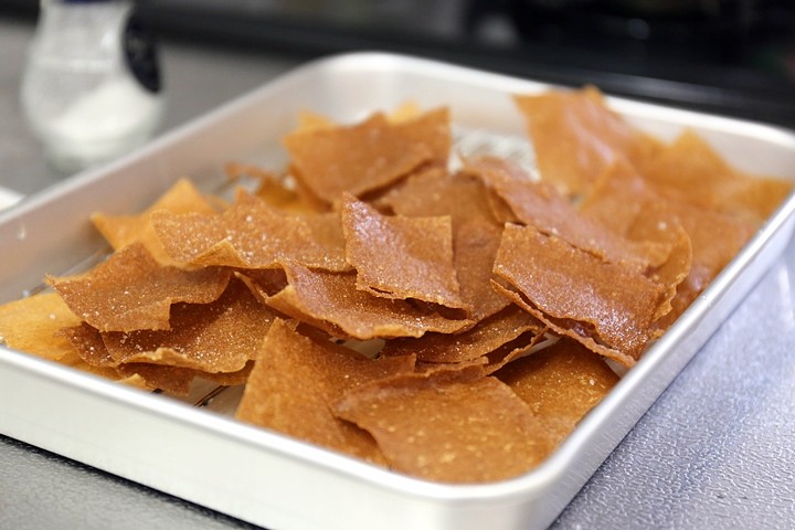 春巻きの皮はカットして油で揚げた