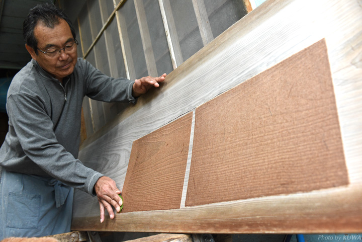 手漉き紙の工房「蕉紙菴（しょうしあん）」を営む安慶名清（あげなきよし）さん