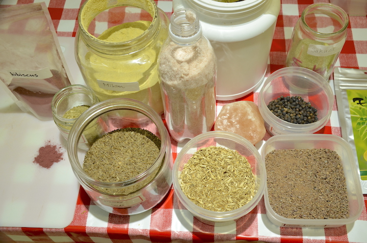 フーチバー(よもぎ)、長命草、ウコン、ハイビスカスなど