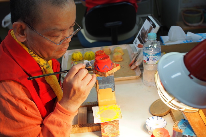 頭にかぶる花笠の絵付け