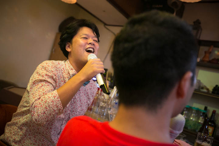 歌を歌い上げる春ちゃん