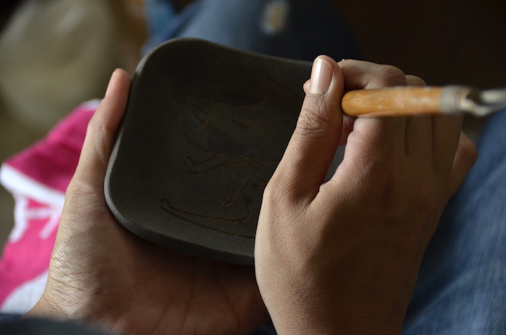 真理さんが絵付け