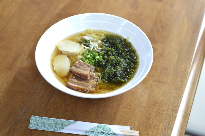 アーサ（アオサ）と沖縄かまぼこがトッピングされた「トカシキラーメン」
