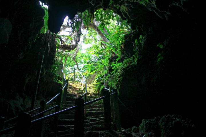 金武観音寺境内にある日秀洞(にっしゅうどう)