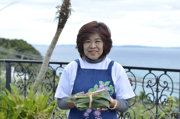 『東御廻りエコ弁当』を持つスタッフ