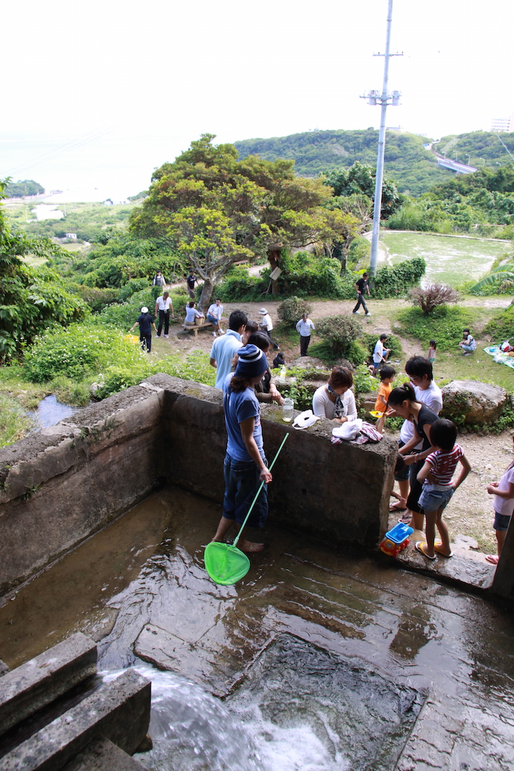 垣花樋川で戯れる子どもたち