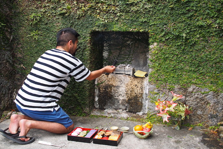 門中墓で線香をあげる