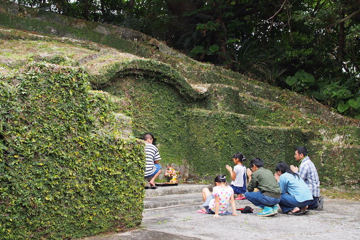 家族みんなで“ウートートー”と手を合わせます