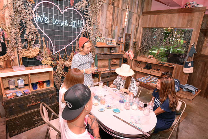 雑貨選びやアクセサリー作り体験