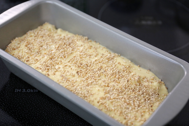 型に流し入れ、白ゴマを振りかけ