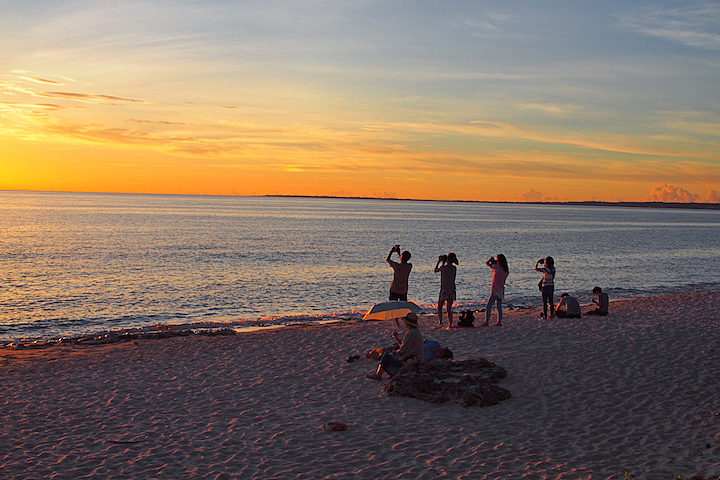 空がオレンジ色に染まり始めています