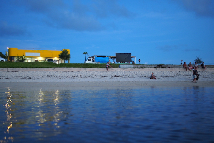 ビーチには、夕涼みに来た地元の人々