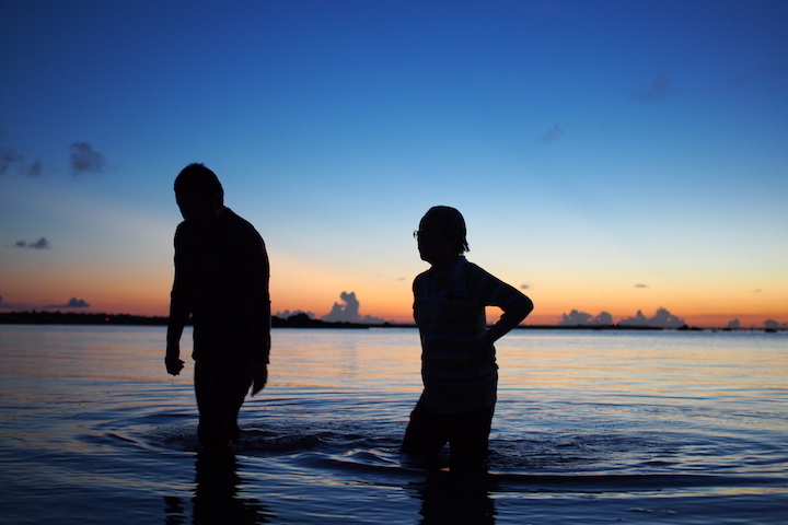 サンセットを満喫する人