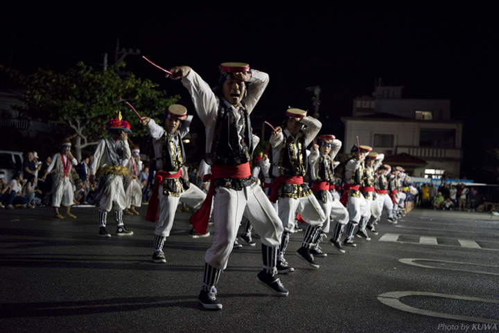 屋慶名（やけな）青年会のエイサー