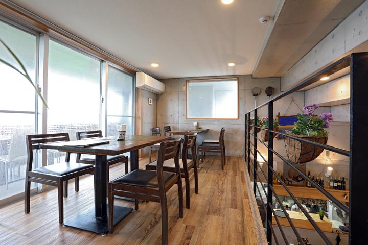 やちむん＆カフェ 群青（ぐんじょう）の店内