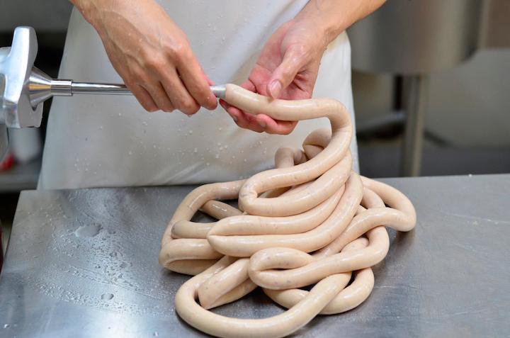 充填機から腸の中にペーストが詰められる