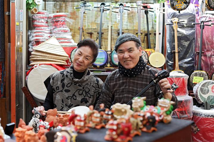 新垣 信夫（あらかき のぶお）さんと奥さん