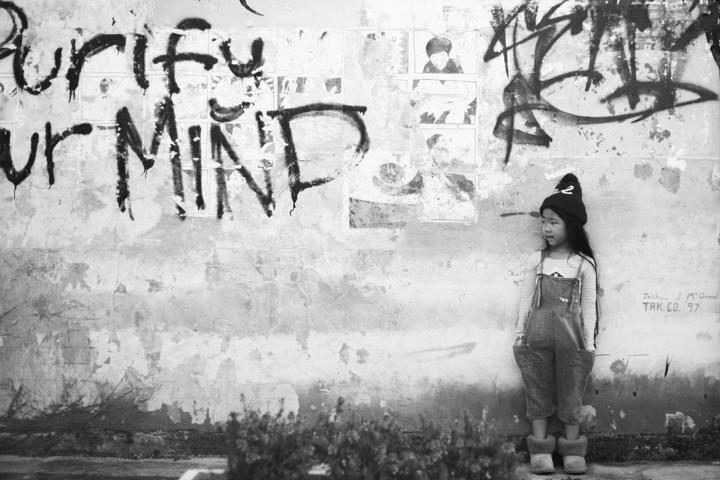 SURF SIDEの壁のモノクロ写真